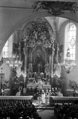 St. Märgen: Erstkommunikanten in der Kirche; Blick zum Altar von oben