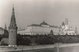 Moskau. Kreml (1485/1499) mit Wasserturm (1488; A. Gilardi), Großem Kremlpalast und Kremlkathedralen mit Glockenturm Iwan-Welickij ([Iwan der Große] 1505/1508; v. l. n. r.). Ansicht von der Großen Steinernen Brücke (1935/1938)