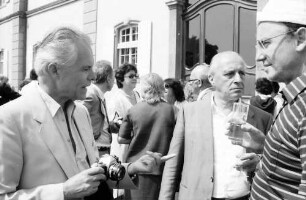 32. Tagung 1982 Physiker; Mainau: Rudolf L. Mößbauer mit Kamera, Ernst O. Fischer
