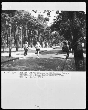 Olympischer Wettkampf: 50 km Gehen (Waldschulallee, Stadion Eichkamp in Berlin-Charlottenburg)