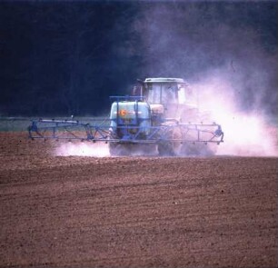 Fotografie: Saatbettbereitung, Feldspritze angebaut, Frontanbau