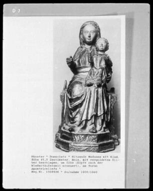 Sitzende Madonna mit Kind mit Apostelreliefs am Thron