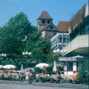 Pforzheim. Blick über den Rathausplatz mit einem Straßencafé zur Schloßkirche