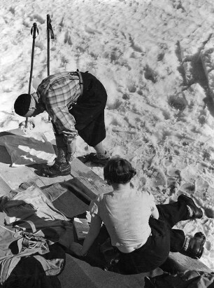 Winterbilder. Zwei rastende Skiläufer
