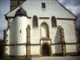 Langhaus (Spätgotischer Neubau 1499-1519) über Giebelseite West mit Portal und Strebepfeilern sowie rundem Treppenturm im Nordwesten zur inneren Orgelempore