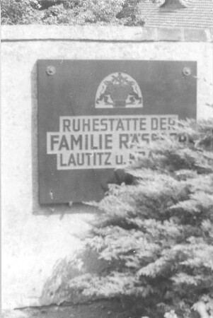Löbau-Kittlitz. Grabplatte Familie Rässler mit Müllerwappen, Friedhof Kittlitz
