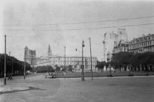 Platz : Blick über einen weitläufigen Platz in einer Stadt mit Kolonialbauwerken