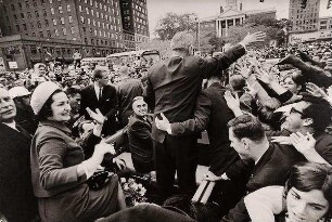 Lyndon und Lady Bird Johnson bei einer Wahlkampfveranstaltung in Hartford, Connecticut