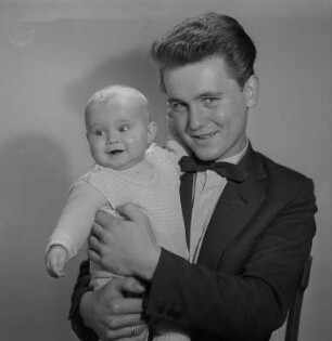 Porträt von Vater mit Baby