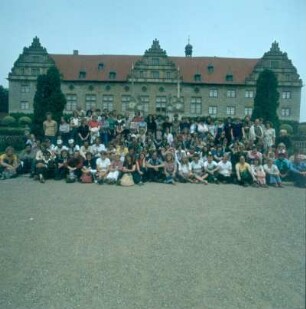 Schloss Weikersheim. Gruppenbild der Teilnehmer eines Opernkurses