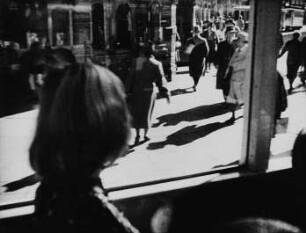 Szene aus dem Dokumentarfilm "Fahrende Stadt: Fahrt durch die Prager Straße mit Blick in die Waisenhausstraße