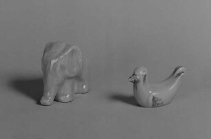 Elefant als Sparbüchse und Ente : Elefant als Sparbüchse und Ente. Fayence (1. V. 20. Jh.; K. Feuerriegel). Museum im Schloß Frohburg V 542/96, V 543/96