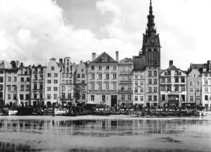 Elbing. Wohn- und Geschäftshäuser am Elbing (Elblag) und Turm der Nikolaikirche von Norden