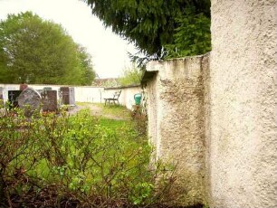 -Kirchhof im Südosten mit Kirchhofmauer in originaler Stärke (Wehrgang abgetragen)