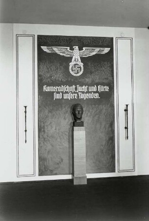 Roßwein, Volksschule, Inneres, Wanddekoration mit Büste Adolf Hitlers im Flur