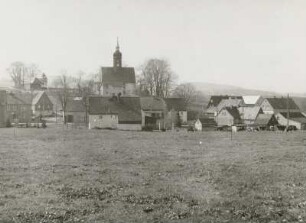 Cämmerswalde : Neuhausen-Cämmerswalde. Ortskern mit Dorfkirche. Blick von Norden gegen Osterzgebirgskamm