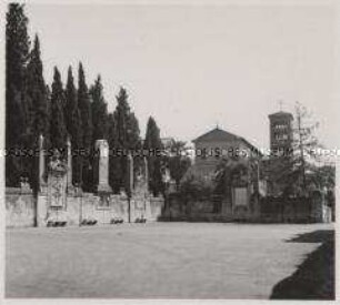 Rom, Päpstliches Athenaeum SantAnselmo (Internationale Hochschule des Benediktinerordens), Vorplatz