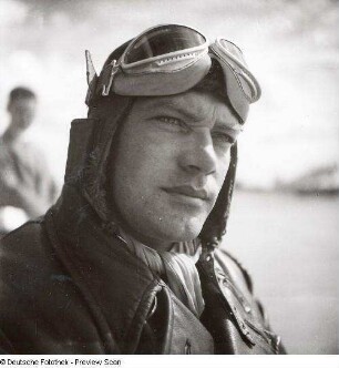Porträt eines Piloten : Rostock-Warnemünde. Deutsche Verkehrsfliegerschule, Zweigstelle Seefliegerschule Warnemünde. Porträt eines Piloten mit Fliegerhaube und hochgeschobener Schutzbrille