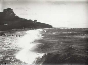 Blick von der Ostsee (von der Seebrücke ?) zum Strand und zum Alexandrinencottage
