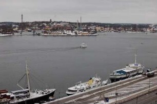 Stockholm - Fährhafen : Blick vom Aussichtspunkt in Södermalm Richtung Insel Djurgarden, vorn Fährhafen, aufgenommen 2006 in Stockholm