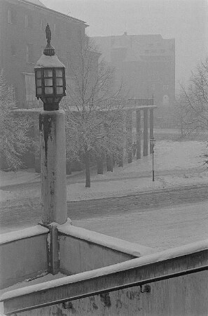 Blick vom Treppenaufgang der russischen Gedächtniskirche auf die andere Seite der Semmelweisstraße