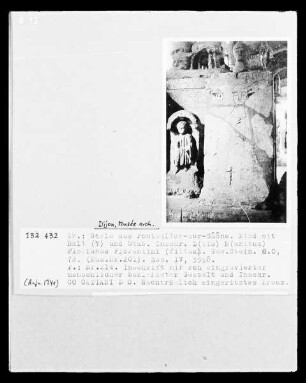 Stehende Figur mit Inschrift