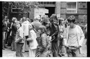 Kleinbildnegativ: Robert-Koch-Oberschule, Schüler*innen-Demonstration, 1975
