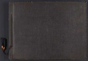 Reisealbum einer Nordlandfahrt mit dem Motorschiff Monte Sarmiento ab 8. August 1927 : Reisealbum einer Nordlandfahrt mit dem Motorschiff Monte Sarmiento ab 8. August 1927. Ledereinband mit Kordelbindung; 30 x 40 x 2 cm (1927). Dresden: SLUB/DF 2019.D.148