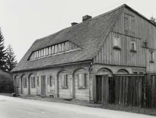 Neugersdorf, Umgebindehaus : Neugersdorf. Wohnhaus (Mitte 19. Jahrhundert), Wiesenstraße 4. Straßenansicht mit Hoftor