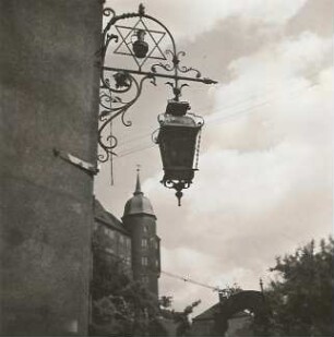 Meißen. Wirtshausschild aus Schmiedeeisen an der Gaststätte "Zum Winkelkrug". Im Hintergrund die Albrechtsburg