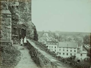 Bautzen, Ruine der Nikolaikirche, Blick auf den Wehrgang und die Stadt mit zwei kleinen Mädchen