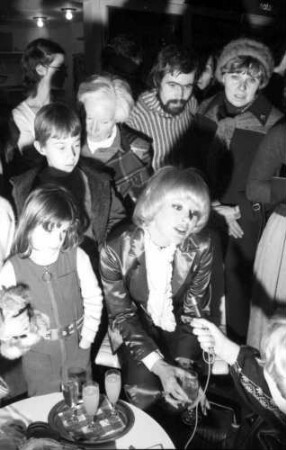 Freiburg: Kaufhaus Schneider, Filmschauspielerin und Malerin, Elke Sommer, bei Interviewstunde