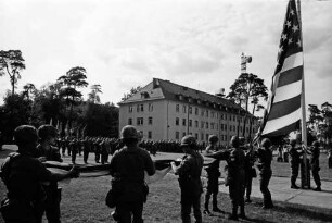Hissung der "Garrison Flag" in der Forstnerkaserne anlässlich des 200. Geburtstags der US-Army und der US-Flagge "Star-Spangled Banners"