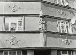 Dresden-Pieschen, Hubertusstraße 53/57. Wohnhauszeile (um 1928). Figürlicher Schmuck an der Mittelachse (Nr. 55, 1. und 2. Obergeschoß)