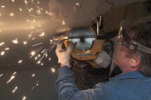 Air Maintenance Services; AMS; Firma; Betrieb; Inspektion; Wartung; spezialisiert auf Flugzeug-Recycling; Airbus; A 300; A300; Airbase Ahlhorn; Ahlhorn; Entsorgung. Ahlhorn, 2006, hier: Zersägen / Durchtrennen der Tragfläche
