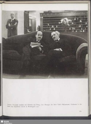 Arturo Toscanini mit Maurice van Praag, dem Manager des New York Philharmonic Orchestra in der Halle des Mayflower Holtels in Washington 1932