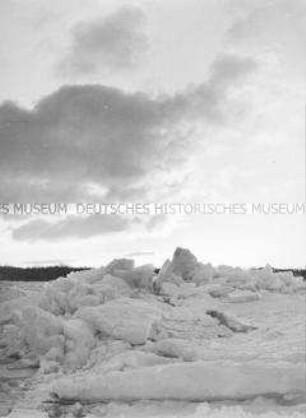 Eisschollen an der zugefrorenen Küste der Ostsee in Warnemünde