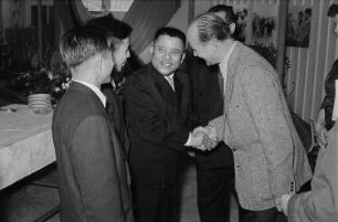 Vertreter der Messeleitung dankt der vietnamesischen Delegation