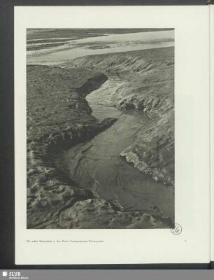 Mit wilder Wasserkraft in den Boden hineingerissener Wassergraben