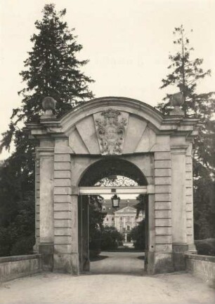 Schloss Joachimstein (polnisch Pałac Radomierzyce). Portal der Wallgrabenbrücke von Außen