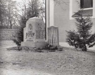 Denkmal für die Gefallenen des 1. und des 2. Weltkriege : Denkmal für die Gefallenen des 1. und des 2. Weltkriege. Kalkstein? (nach 1918 und nach 1945). Lossatal-Kühnitzsch, Kirchhof