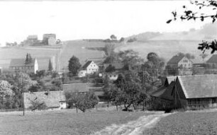 Großhennersdorf. Blick zum Windmühlengehöft oberhalb des Ortes