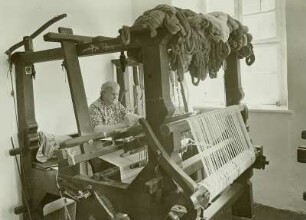Weberin an Handwebstuhl, Schömberg (Chemsko), Polen
