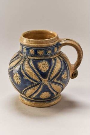 Kugeliger Krug mit Kerbschnitt und blauer Glasur
