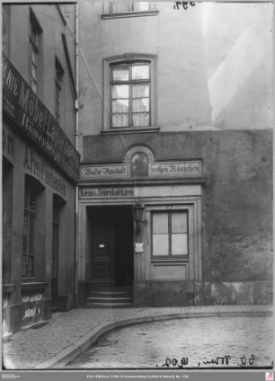 Eingang Alte Mainzer Gasse 5 (Badeanstalt Rotes Männchen), links Alte Mainzer Gasse 3 (angeschnitten)