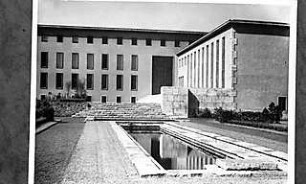 Grund, Peter; Dortmund; Handelskammer - Innenhof mit Wasserbecken