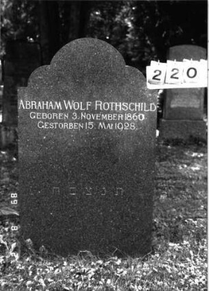 Grabstein 220 (Index: 100101930) Material: Granit Zustand: gut Maße HxBxT: 118x71x15 cm Beschreibung: Stele, eingezogener Kleeblattbogenabschluß Besonderheit: Grabstelle daneben reserviert für Ehegattin: Grabstein 220