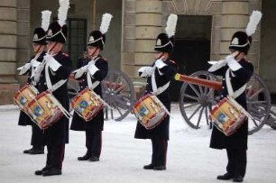 Stockholm - Wachaufzug am Schloss : Trommler der Svea Livgarde vor dem Königlichen Schloss bei einer Wachablösung, aufgenommen 2006 in Stockholm
