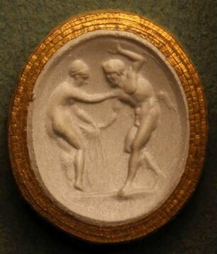 Ein Faun versucht einer Nymphe das Gewand zu entreißen (Daktyliothek, Erstes Mythologisches Tausend)