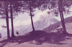 Mittenwald. Wanderer vor Bergkulisse